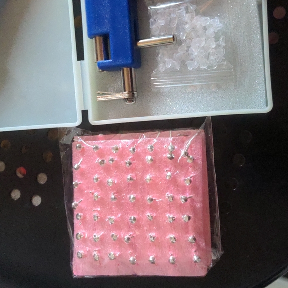 Professional Ear Piercing Gun Tool Set 98pcs Ear Studs Complete Set - New - Picture 4 of 5